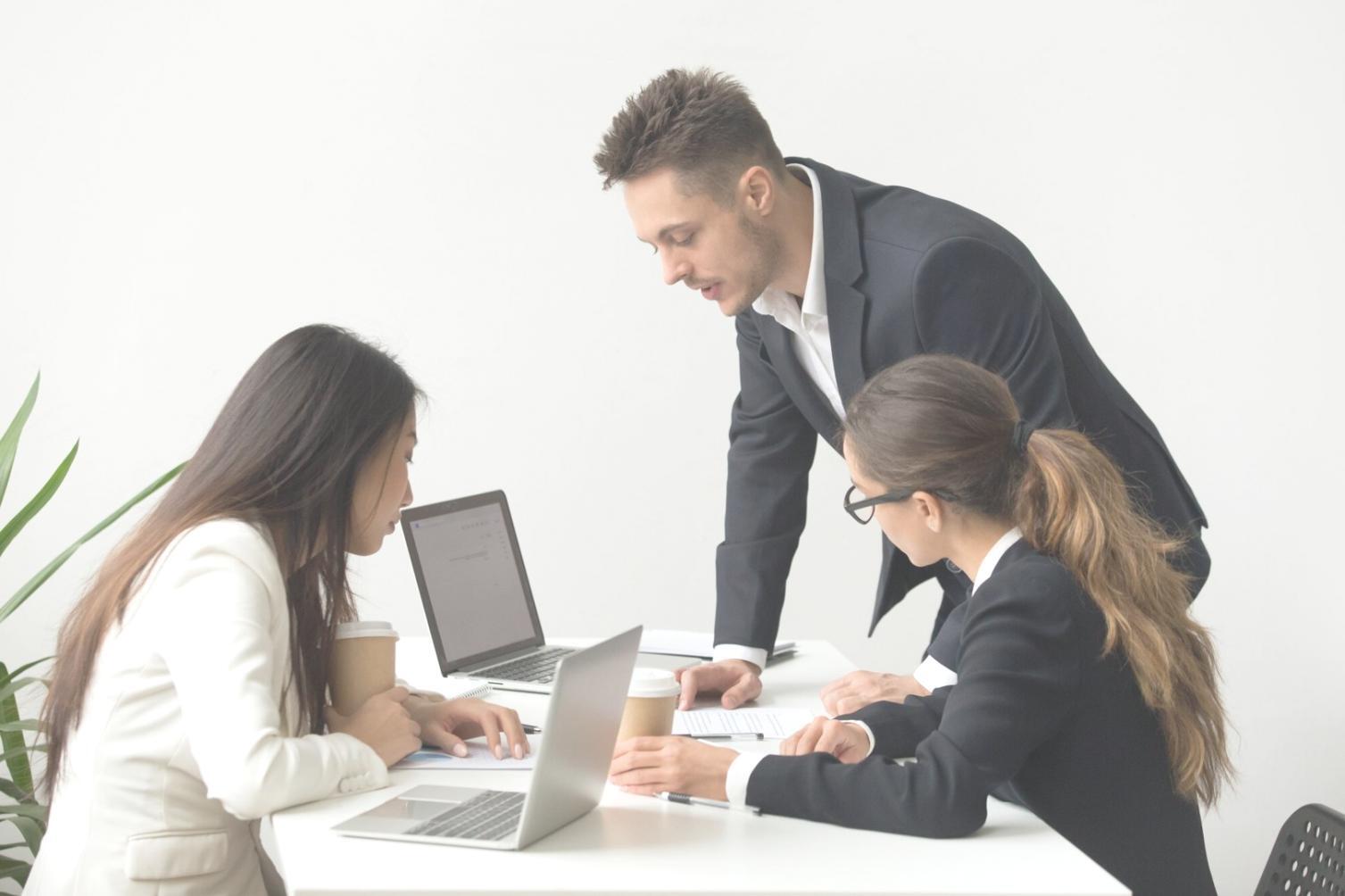 Participant suivant une session de formation budgétaire